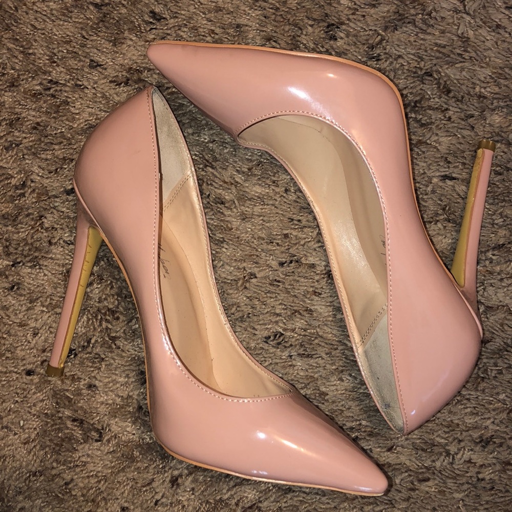 Nude pumps